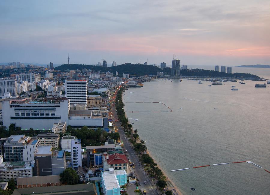 Horizon Sky Bar Aussicht auf Pattaya am Abend