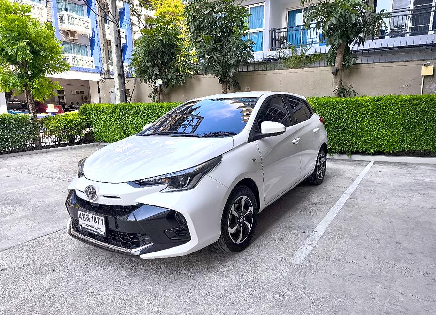 Auto mieten in Pattaya – Mietwagen auf einem Hotelparkplatz