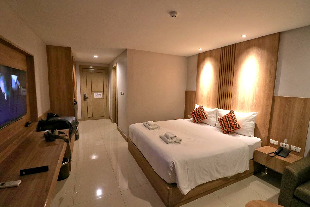 Modernes Hotelzimmer mit großem Bett in Pattaya
