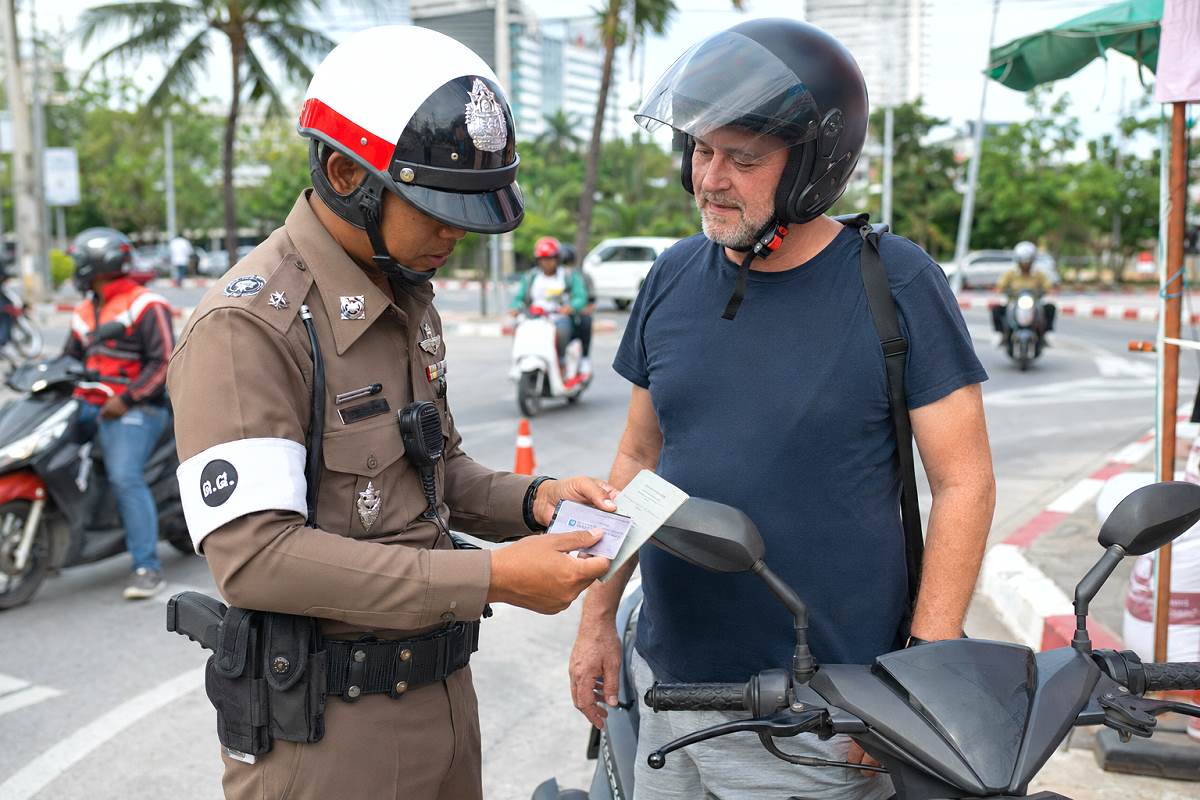Polizeikontrolle des internationalen Führerscheins in Thailand