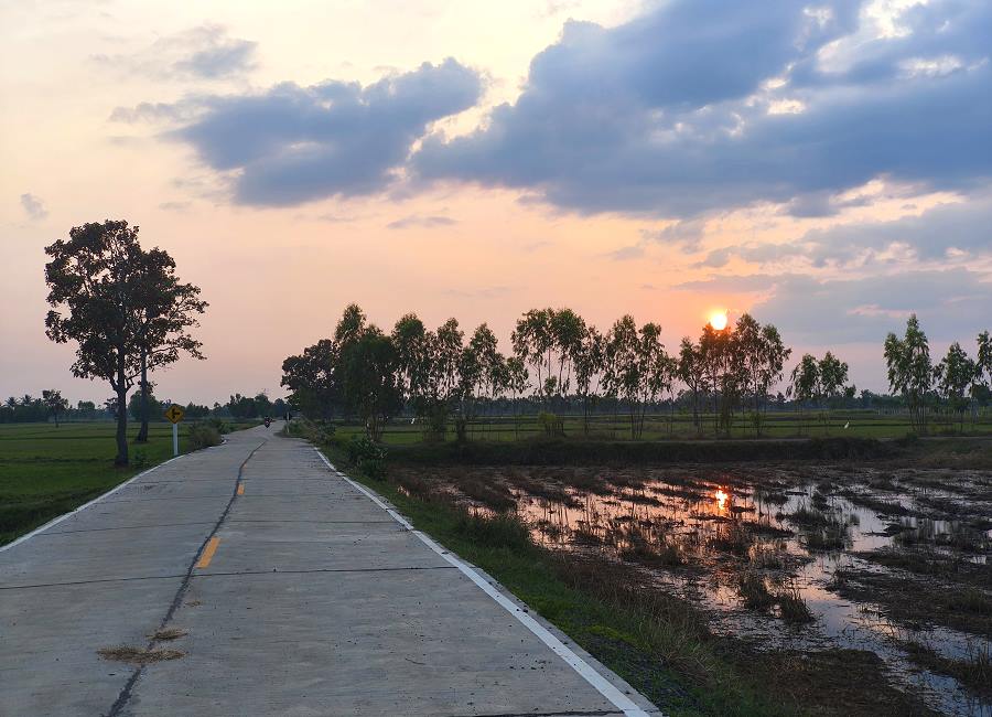 Nebenstraße bei Sonnenuntergang im Isaan Thailand