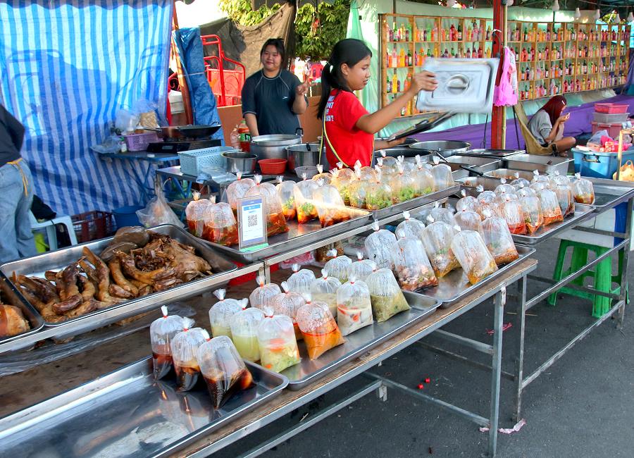 Thai-Food auf einem Straßenmarkt bei Khu Mueang
