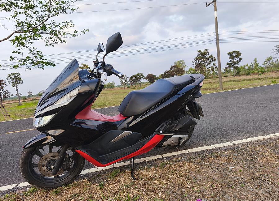 Mit dem Roller im Isaan Thailand unterwegs bei Sonnenuntergang