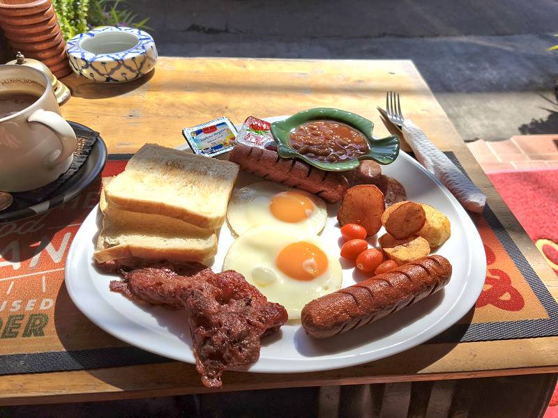 Englisches Frühstück im Jolly’s Restaurant in Pattaya