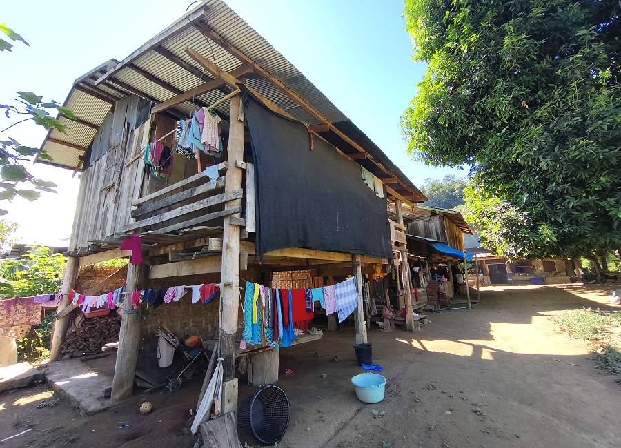Einfache Unterkunft der Kayan-Frauen im Long Neck Dorf Huay Pu Keng