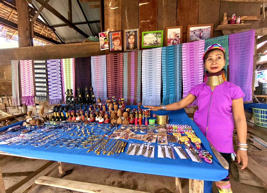 Kayan-Frau mit handgefertigten Souvenirs im Long Neck Dorf Huay Pu Keng