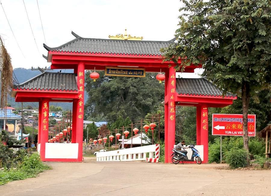 Einfahrt zum chinesischen Dorf Santichon bei Pai