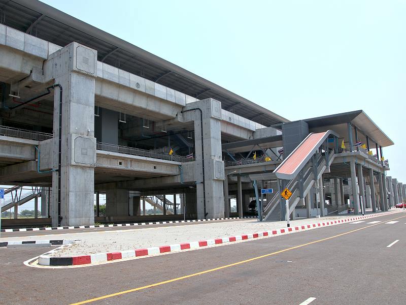 Bahnhofsgebäude der neuen Lop Buri 2 Station