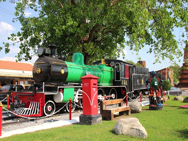Historische Dampflok am Bahnhof Lopburi Thailand