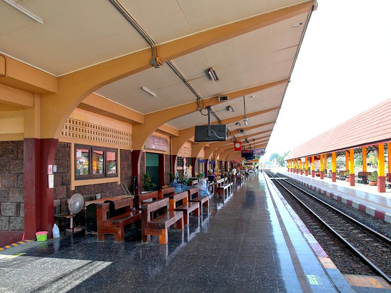 Bahnsteig am Bahnhof Lopburi mit Zugstrecke Richtung Bangkok