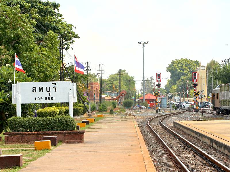 Gleisanlage am Bahnhof Lopburi auf der Nordbahnstrecke Thailand