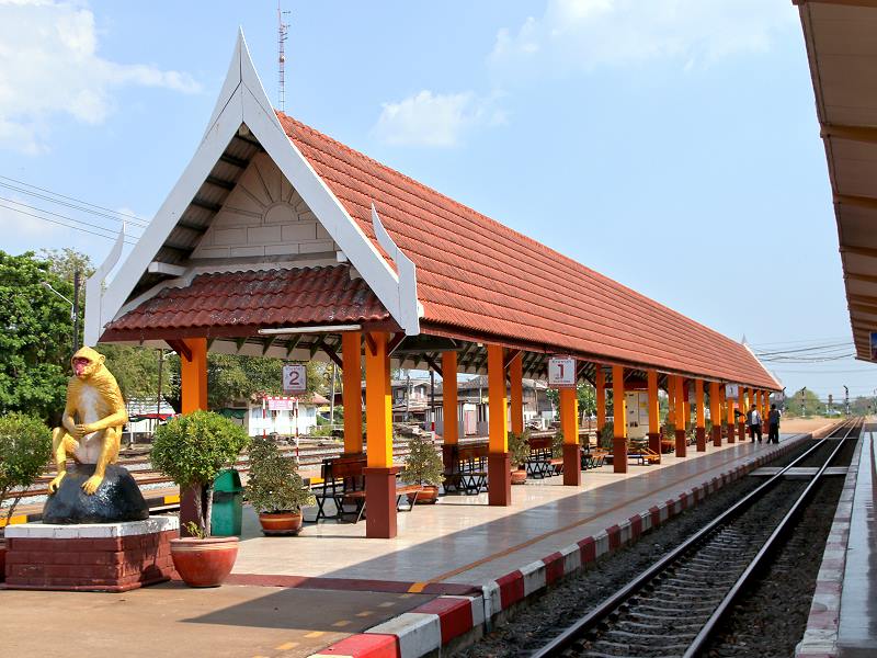 Bahnhofsgebäude Lopburi Thailand im historischen Stadtzentrum