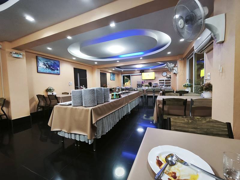 Einfaches Frühstück im Windsor Resort Lopburi Thailand