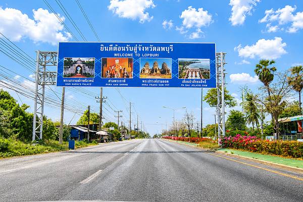 Willkommen in Lopburi Schild mit Sehenswürdigkeiten der Provinz Thailand