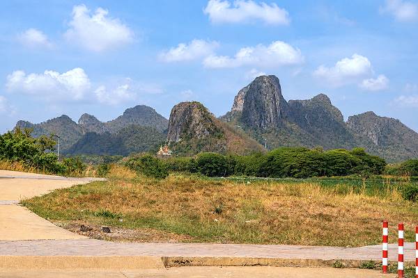 Berge und Kalksteinfelsen in der Umgebung von Lopburi
