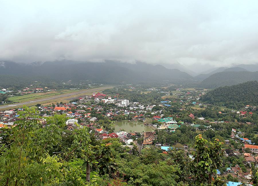 Panoramablick auf Mae Hong Son mit Bergen im Hintergrund