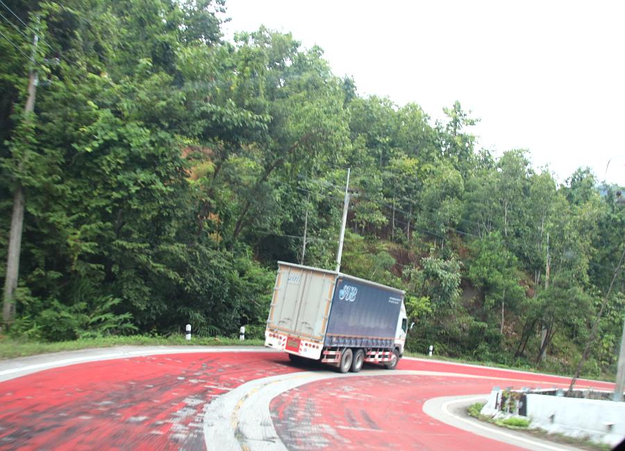 Kurvenreiche Straße des Mae Hong Son Loop in Nordthailand