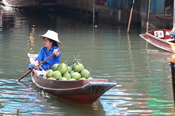 Damnoen Saduak Floating Market