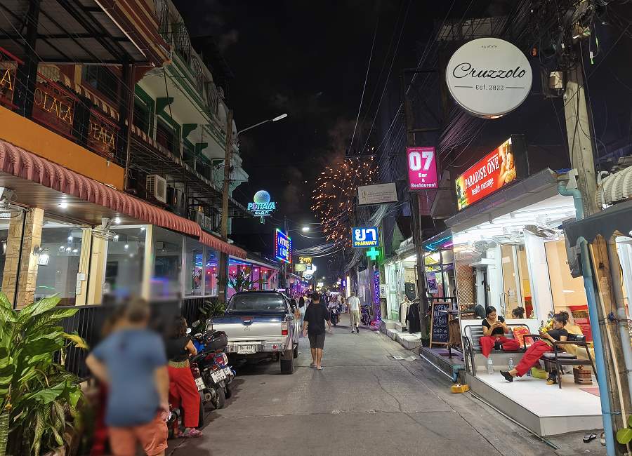 Massageangebote und Bars in der Soi 7 Pattaya bei Nacht