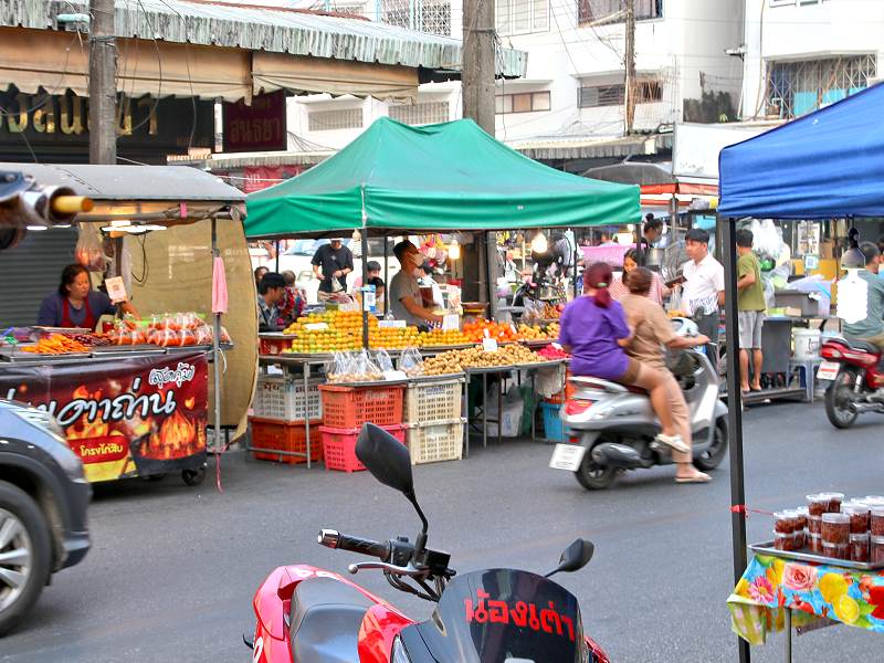 Belebter Abendmarkt mit Streetfood und frischem Obst in Chanthaburi