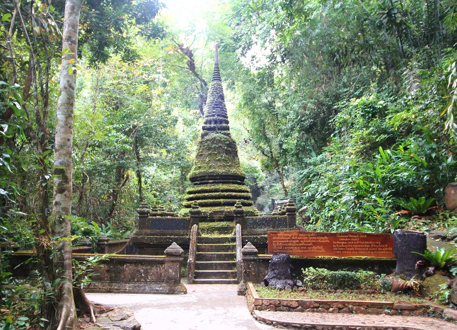 Chedi im Nam Tok Phlio Nationalpark