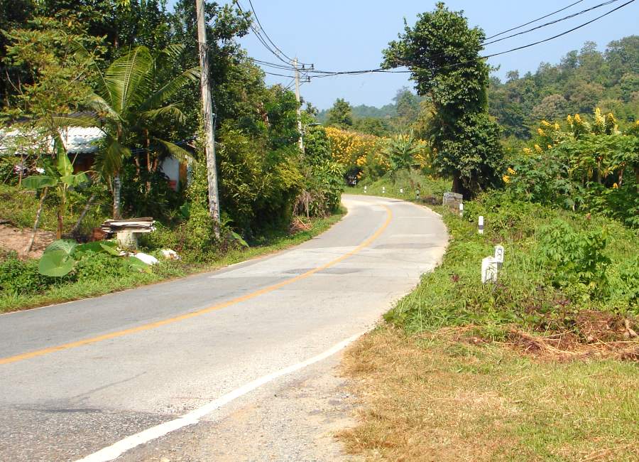 Typische schmale Nebenstraße in Thailand