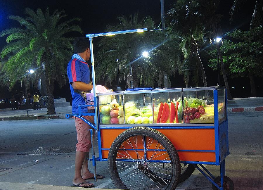Mobiler Obstverkäufer mit frischen Früchten in Thailand