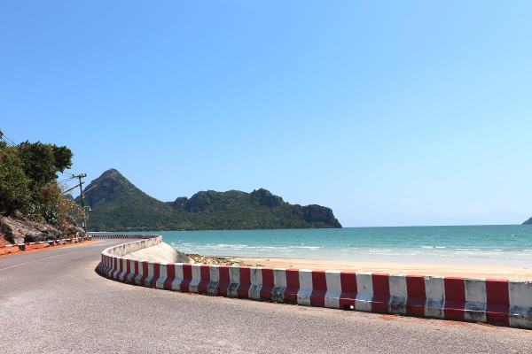 Kristallklares Wasser am Ao Manao Beach in Prachuap Khiri Khan, Thailand