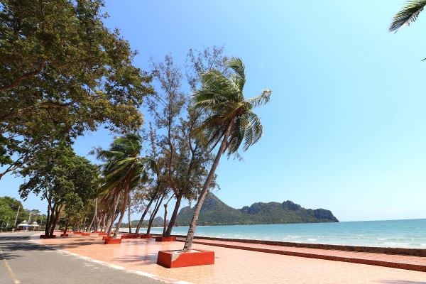 Weißer Sandstrand am Ao Manao Beach in Thailand