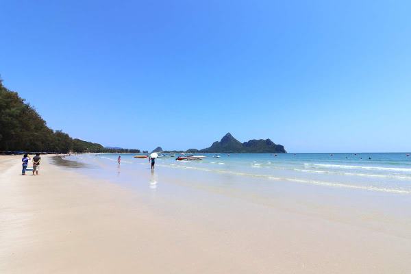Sonnenbaden am Ao Manao Beach in Prachuap Khiri Khan