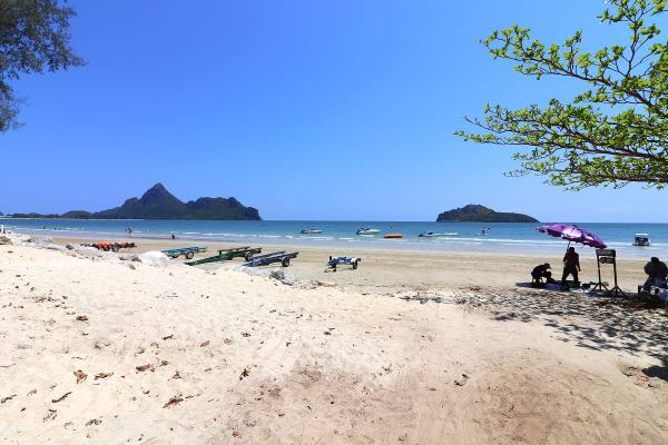 Ao Manao Beach bei Prachuap Khiri Khan mit Blick aufs Meer