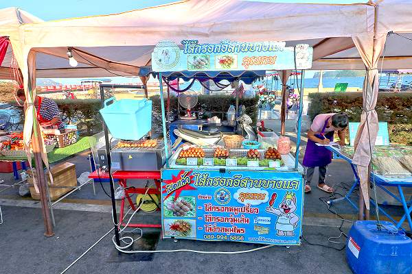 Thai Street Food auf dem Nachtmarkt in Prachuap Khiri Khan