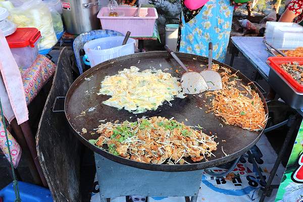 Authentische Gerichte auf dem Nachtmarkt