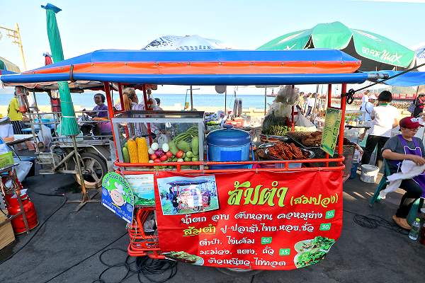 Thai Street Food auf dem Nachtmarkt in Prachuap Khiri Khan