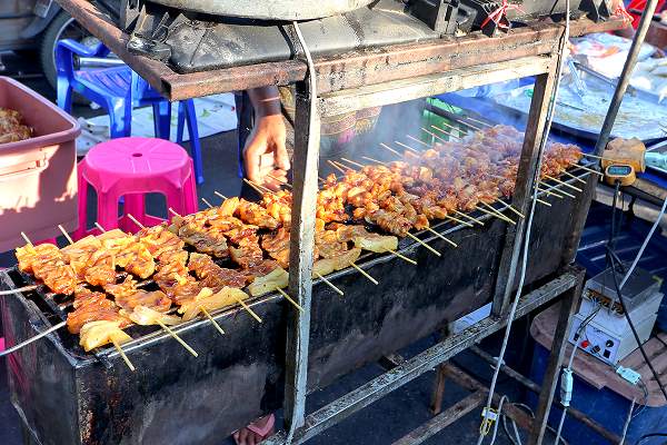 Authentische Gerichte auf dem Nachtmarkt