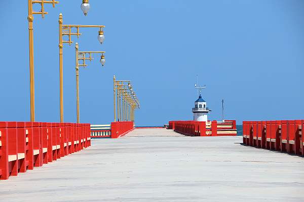 Saran Withi Bridge Pier mit Leuchtturm in Prachuap Khiri Khan