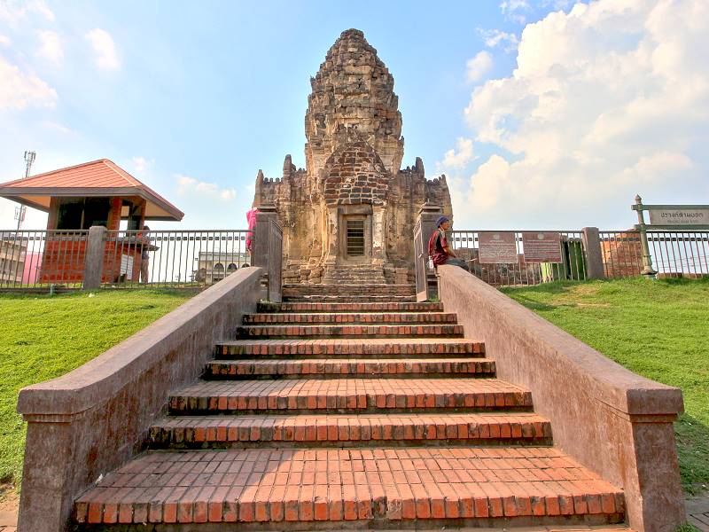 Seitenansicht des Khmer-Tempels Prang Sam Yot in Lopburi