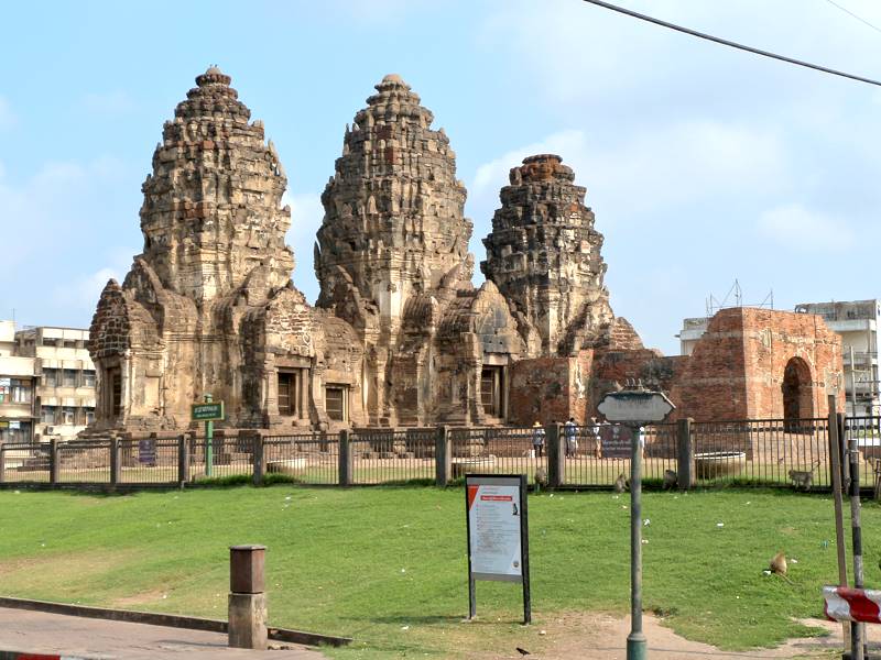 Makaken vor dem Prang Sam Yot Tempel in Lopburi Thailand