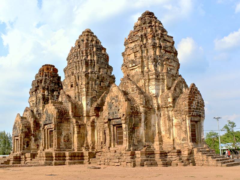 Drei Türme des Prang Sam Yot Tempels in der Altstadt von Lopburi