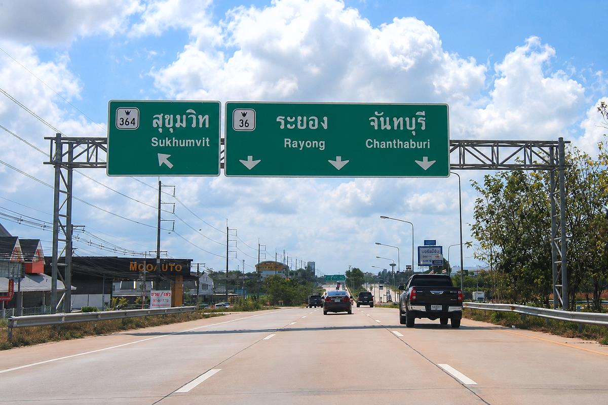 Wegweiser nach Rayong auf der Route 36 in Thailand