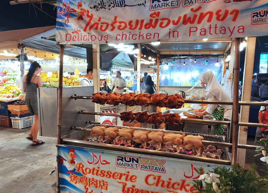 Gegrillte Hähnchen am Streetfood Stand im Runway Night Market Pattaya