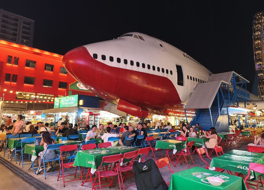 Boeing 747 Flugzeug am Runway Night Market Pattaya