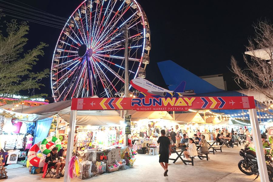 Runway Night Market Pattaya mit Boeing 747 an der Second Road