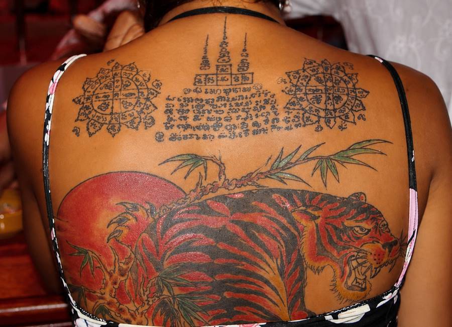 Sak-Yant-Tattoo mit Tiger-Motiv auf dem Rücken in Thailand