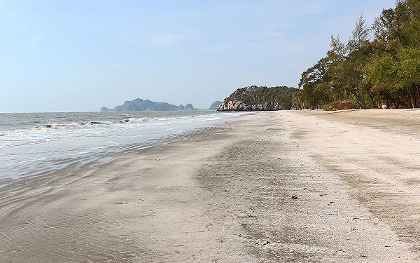 Sam Phraya Beach