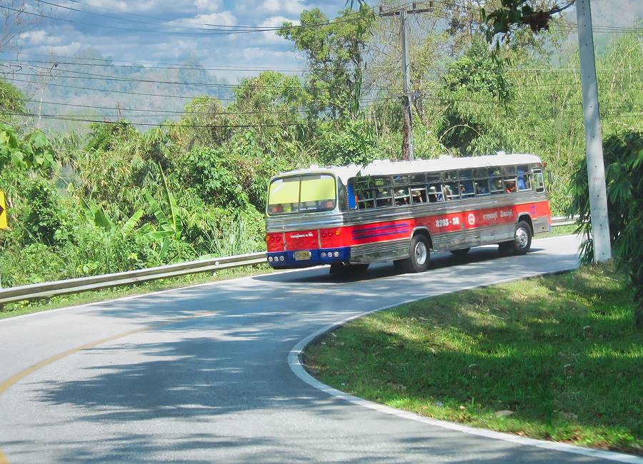 Linienbus auf der Route 323 nach Sangkhlaburi in Thailand