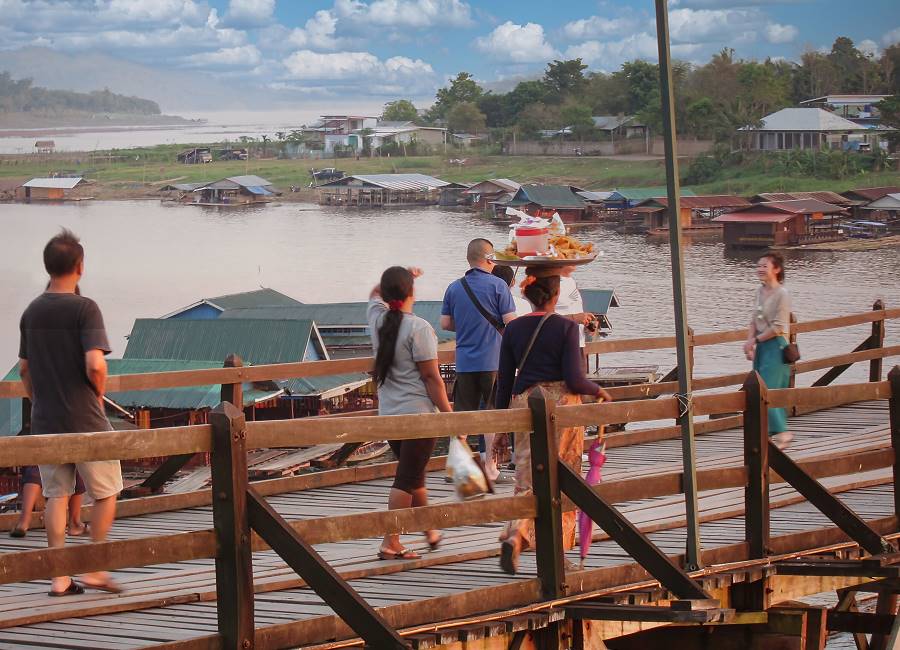 Wooden Mon Bridge in Sangkhlaburi – längste Holzbrücke Thailands bei Sonnenuntergang
