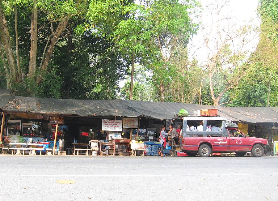Streetfood-Stände an der Route 323 zwischen Kanchanaburi und Sangkhlaburi in Thailand