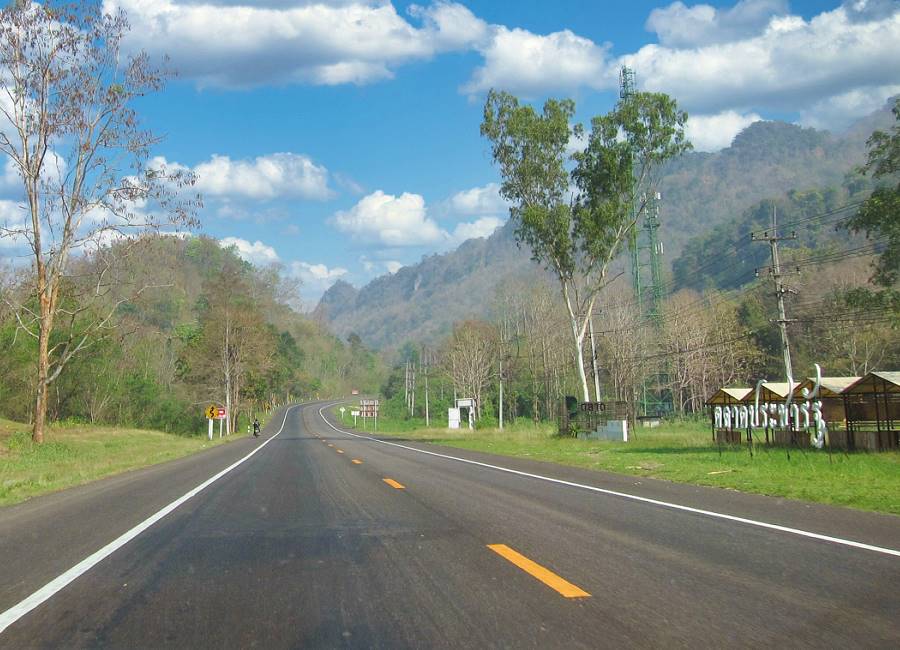 Straße Route 323 von Kanchanaburi nach Sangkhlaburi in Thailand