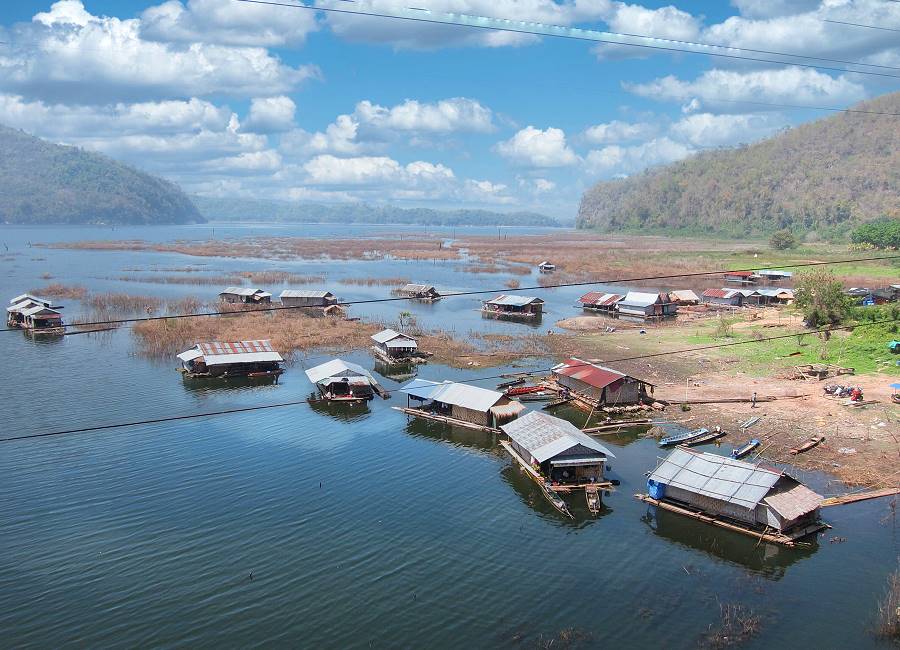 Khao Laem Stausee entlang der Route 323 nach Sangkhlaburi, Thailand
